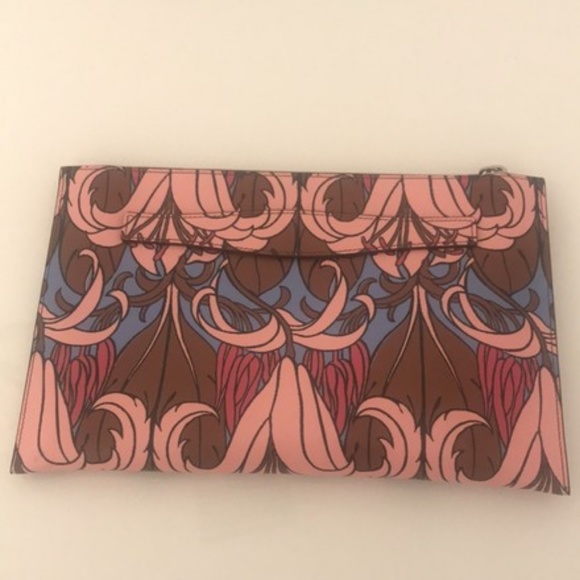 PRADA - Picture 4 of 8